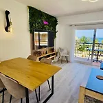 Modern Sea-view Stay, Feriehus *