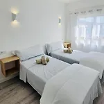 Modern Sea-view Stay, Feriehus *