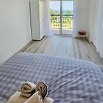 Feriehus Modern Sea-view Stay,