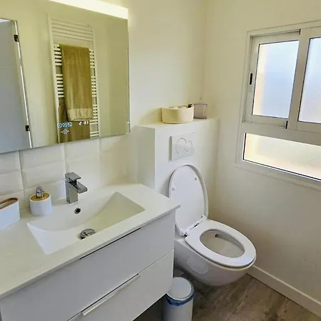Modern Sea-view Stay,