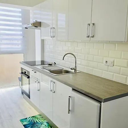 Modern Sea-view Stay, Vakantiehuis *