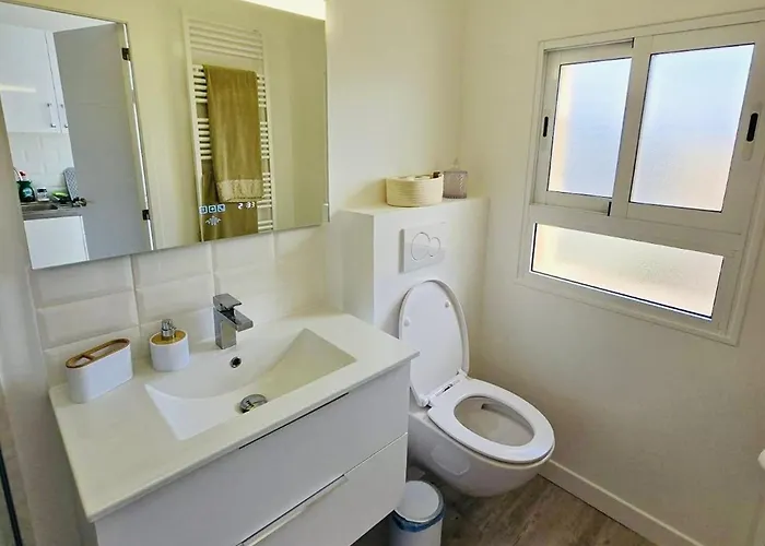 Modern Sea-view Stay,